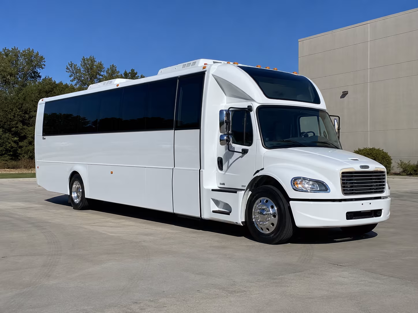 hampton 28 passenger party bus