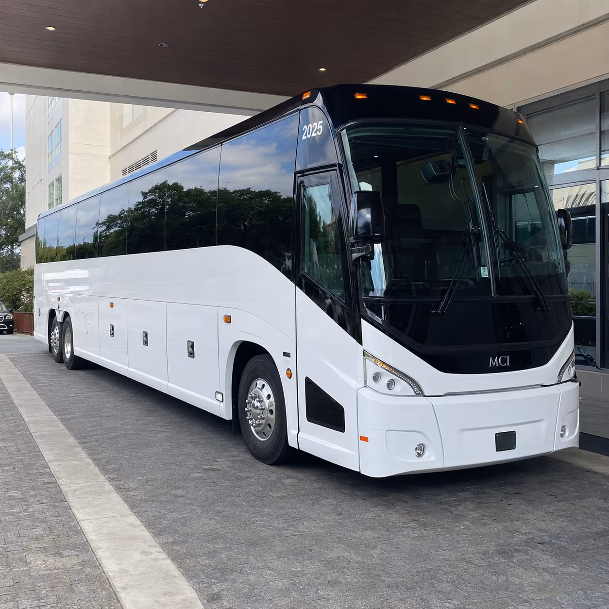 hampton 54 passenger charter bus